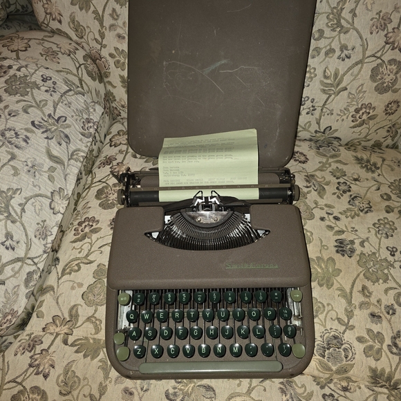 Brown Typewriter - Picture 3 of 5
